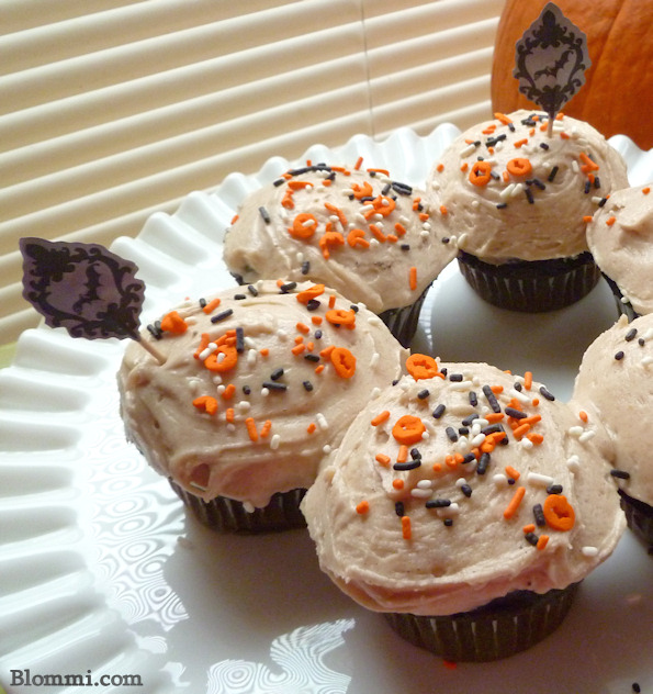 cinnamon buttercream frosting on cupcakes with fall sprinkles