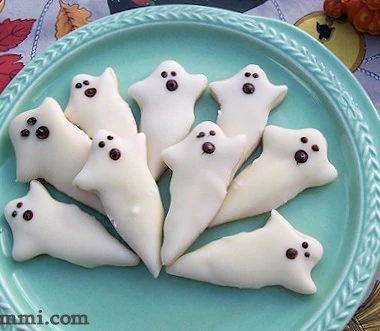 white chocolate shortbread ghost halloween cookies