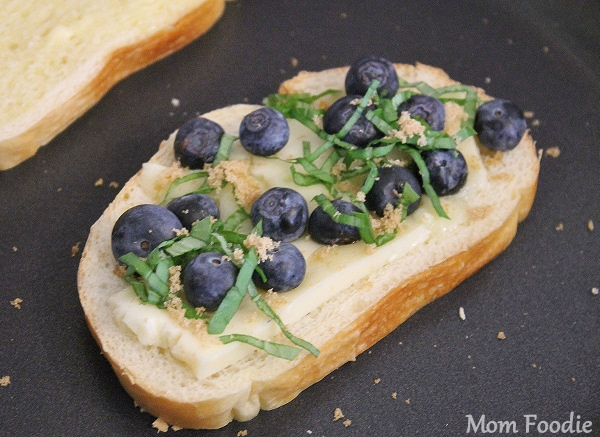 blueberry brie grilled cheese