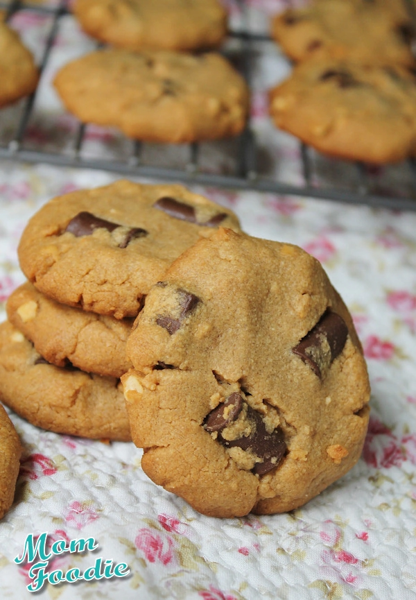 flourless peanut butter chocolate chip cookies