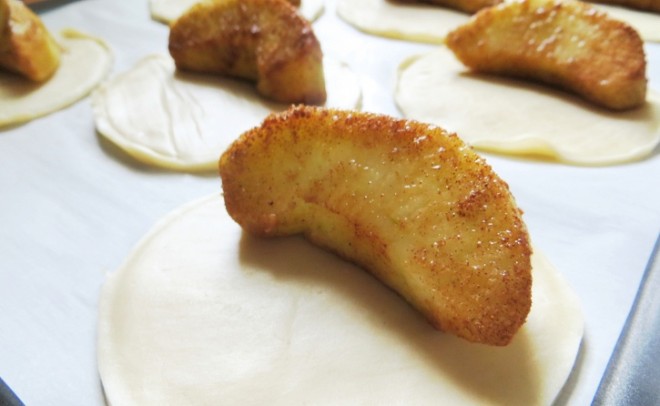 Easy Caramel Apple Hand Pies Recipe - Mom Foodie