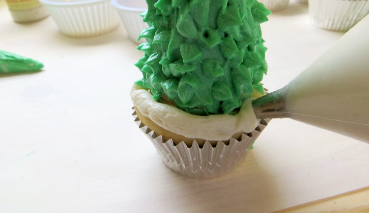 Christmas Tree Cupcakes - frosting the cupcake base