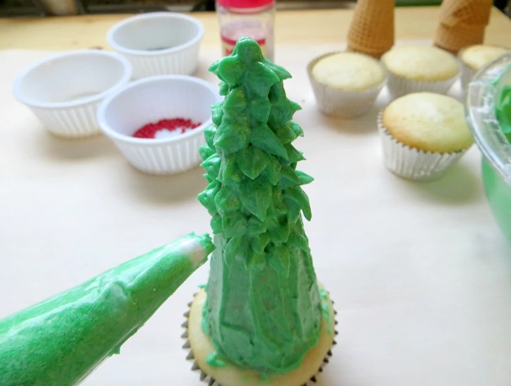 Christmas Tree Cupcakes - making frosting branches