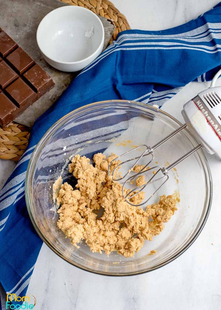 Mix the powdered sugar in