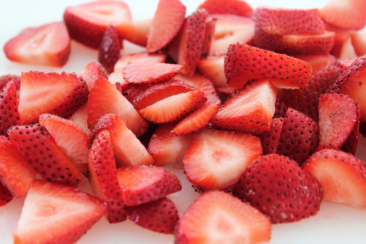 slicing hulled fresh strawberries