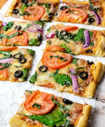 Puff pastry pizza with vegetables