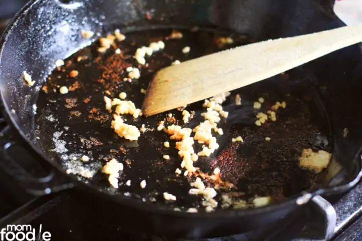 sauté the garlic in pan