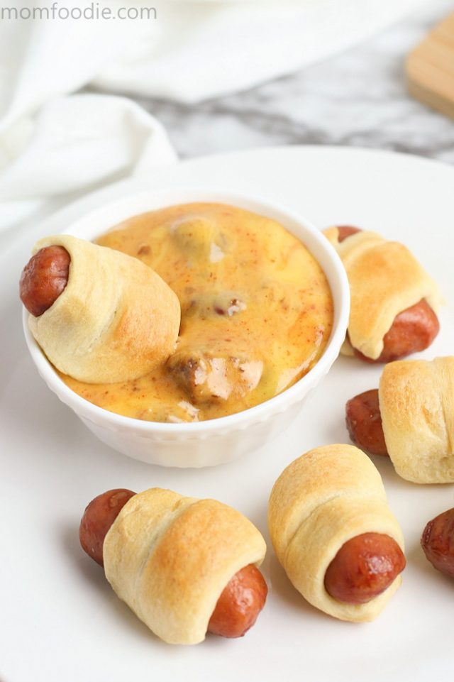 Mini Pigs in Blanket with easy chili cheese dip