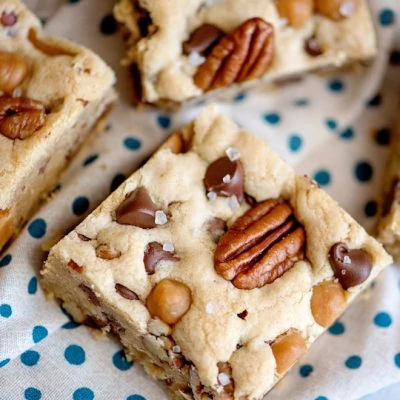 Salted Caramel Chocolate Chip Cookie Bars