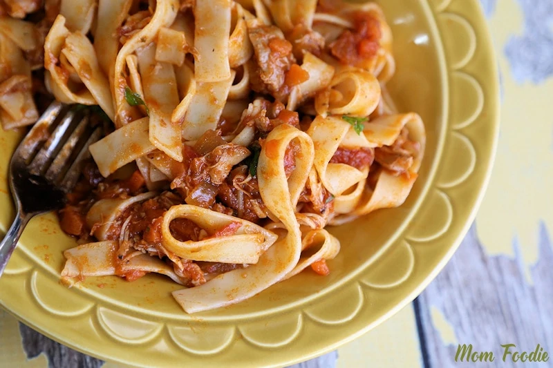 Slow Cooker Chicken Thighs Bolognese