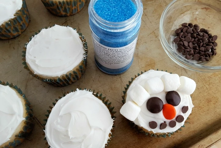 Snowman Cupcakes assembly