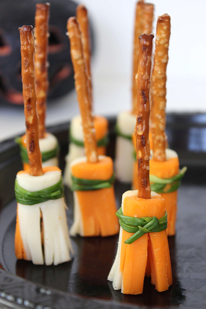 Aperitivos de palo de escoba de bruja | Bocadillos fáciles para la fiesta de Halloween