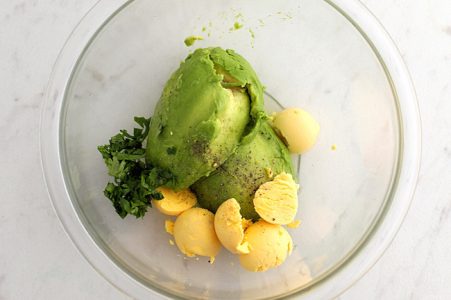 avocado für teuflische Eier