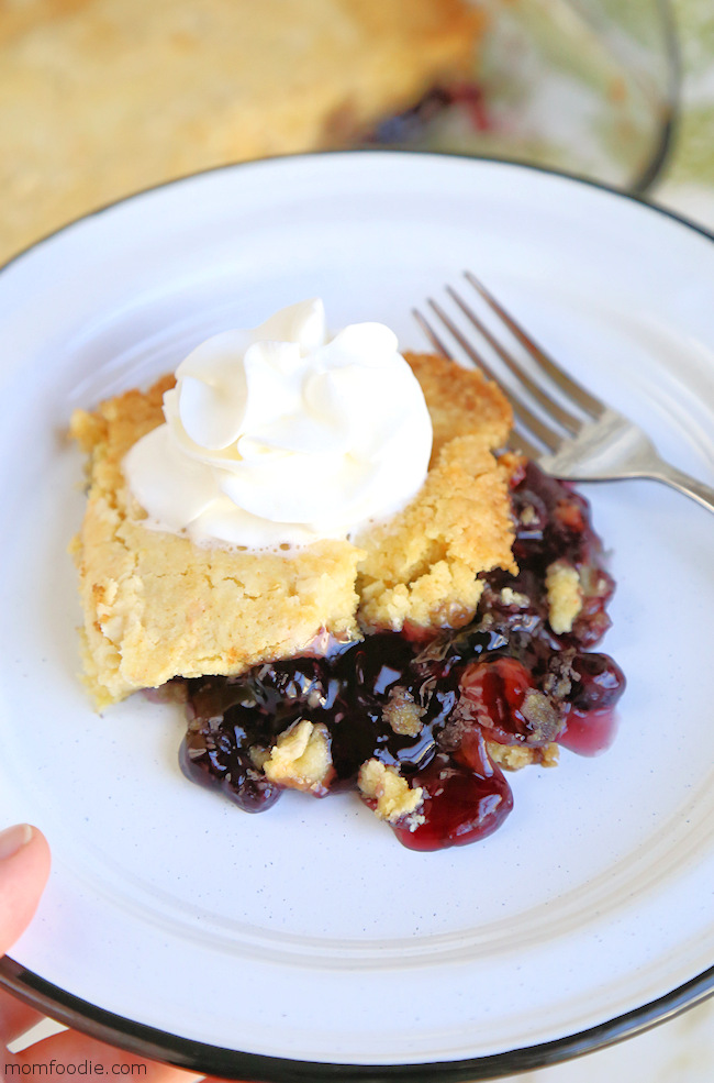 Blueberry Dump Cake Recipe {3 Ingredients} - Mom Foodie