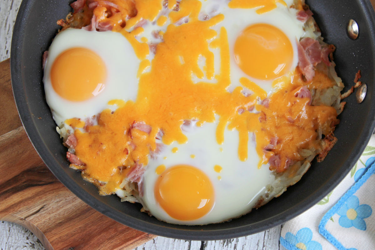 Hash Brown Breakfast Skillet with Ham, Eggs and Cheese - Mom Foodie