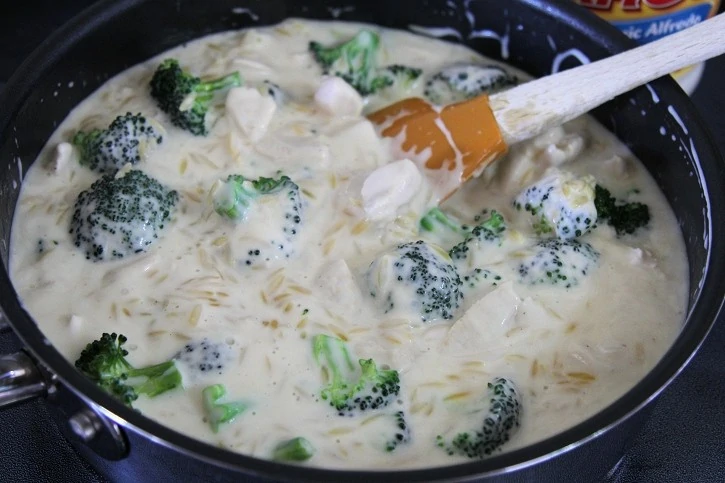 chicken broccoli alfredo orzo ready to simmer