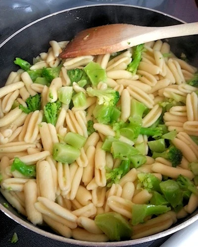 combine cavatelli and broccoli