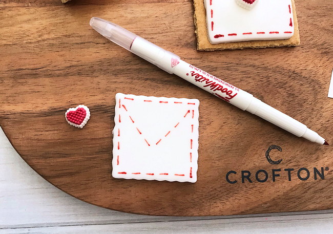 draw flap on fondant with edible ink