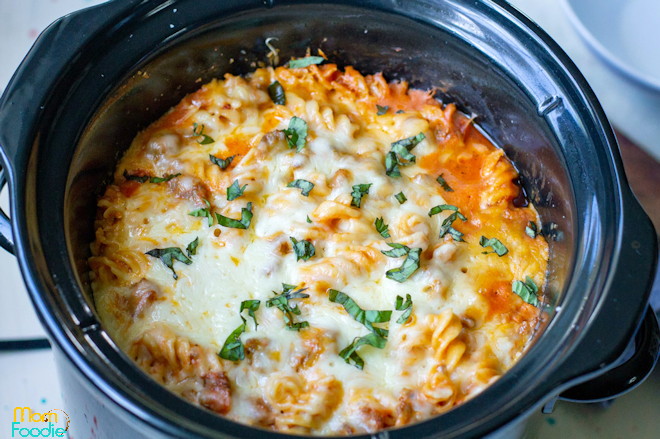 finished slow cooker pizza casserole on the crockpot.