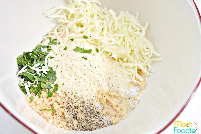 Mix the the parmesan cheese, olive oil, garlic, pork rind crumbs, chopped parsley and most of the mozzarella together in a bowl.