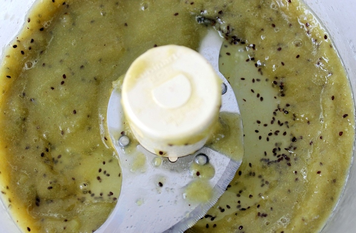 kiwi pulp for making the lemonade in food processor