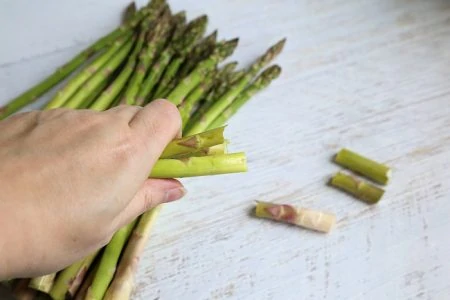 prepping asparagus for cooking