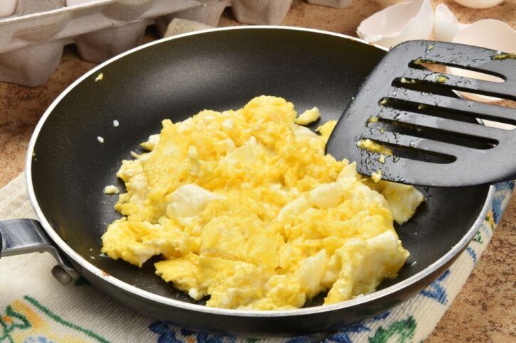 Scrambled eggs in skillet