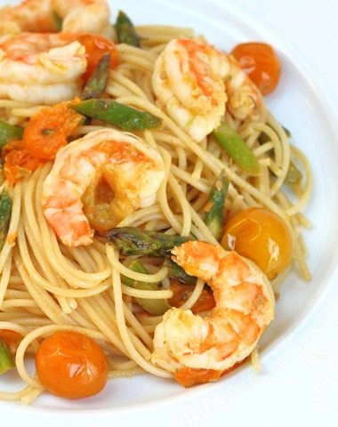 shrimp scampi with asparagus and tomatoes