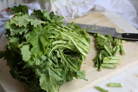 trimming broccoli rabe