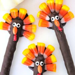 turkey pretzel Thanksgiving treats for kids